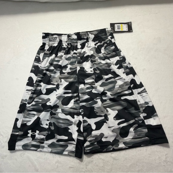 NWT Under Armour Boys’ Camo Athletic Shorts - Black and Gray with Pockets - Picture 1 of 8
